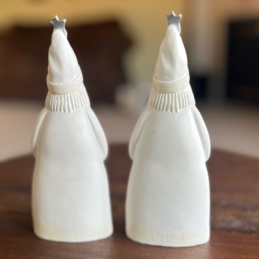 Pair of vintage Santas dressed in white with snowflakes and doves - Picture 6 of 6